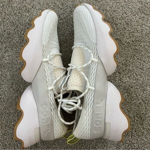 Women's Sorel Kinetic Impact Lace Shoe in white/gum sole - size 9